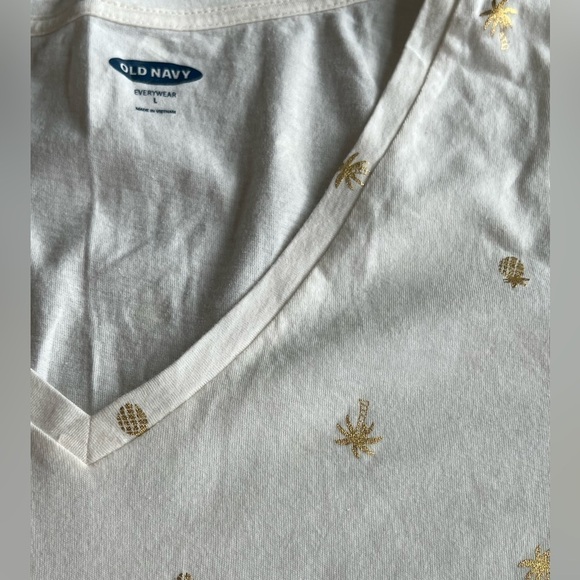 Old Navy v-neck tee. Size L. Cream with gold pineapple pattern. - Picture 3 of 3